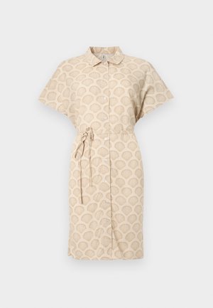 Abito beige con un motivo a conchiglia, maniche corte, chiusura frontale con bottoni e cintura legata in vita. Realizzato in tessuto leggero.