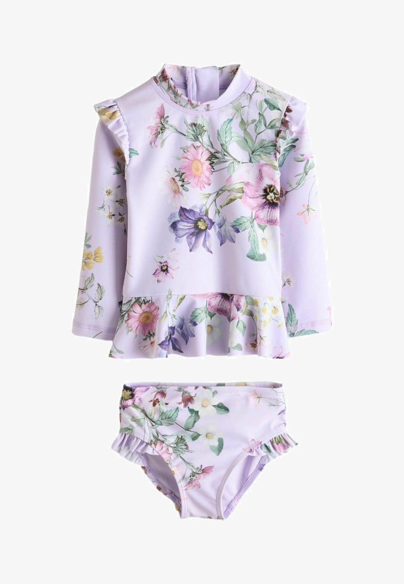 Kétrészes fürdőruha szett, amely hosszú ujjú felsőből áll, fodros vállakkal és virágmintával, valamint illeszkedő fodros bikini alsóból. Világos lila szín.