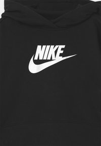 Svart huvtröja med en framficka och en framträdande vit Nike-logotyp med swoosh-design som är tryckt centralt. Slät textur.