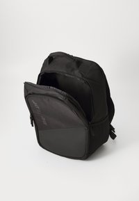 Schwarzer Rucksack mit einem Hauptfach und einer Fronttasche, ausgestattet mit einer glatten Textur und Reißverschlüssen, aus strapazierfähigem Stoff gefertigt.