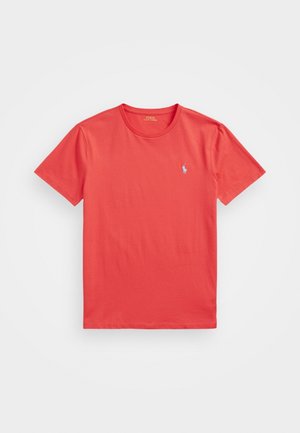 Rood T-shirt met korte mouwen en ronde hals, met een klein wit geborduurd logo op de linkerborst, plat neergelegd op een witte achtergrond.