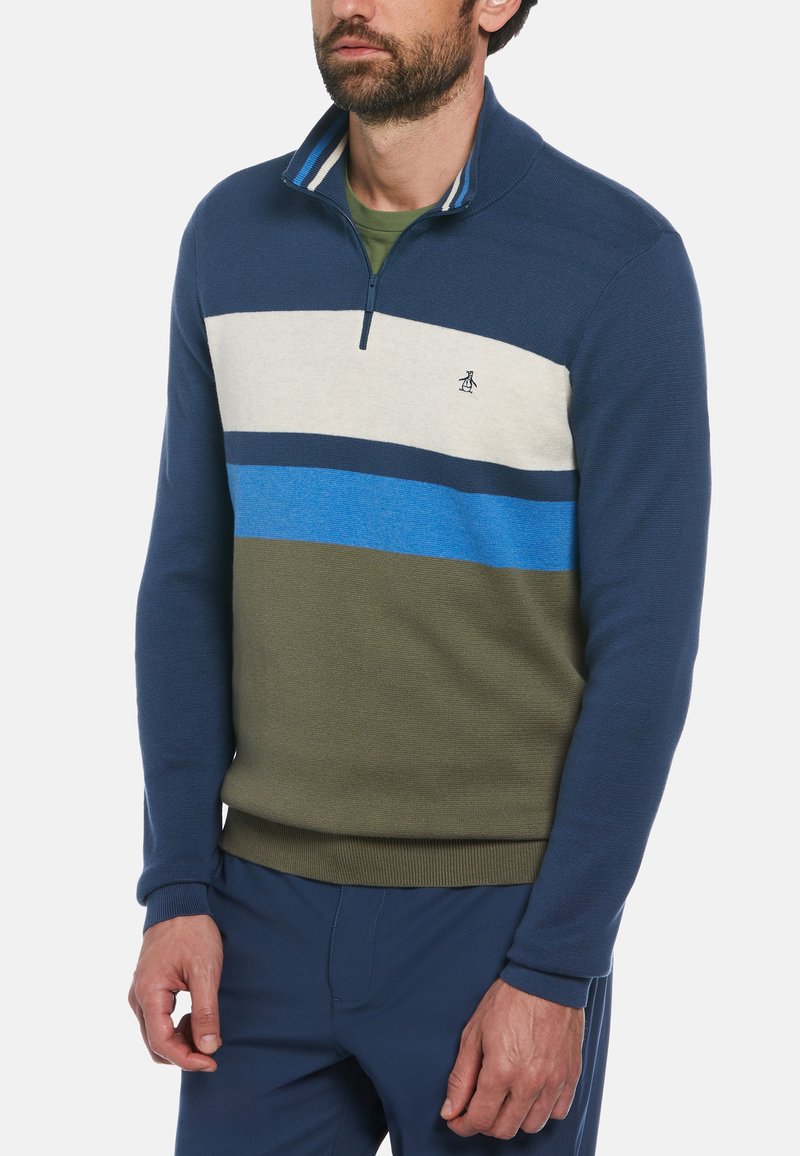 Pull à col zippé navy avec un design rayé en crème, bleu foncé, bleu clair et vert olive. Il présente un logo sur la poitrine et des poignets côtelés.