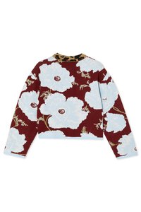 Κοντή μπλούζα με μπορντό φόντο και μεγάλα ανοιχτό μπλε λουλουδένια σχέδια· υφασμάτινη πλέξη με υφή· λεπτομέρεια γιακά με λεοπάρ μοτίβο.