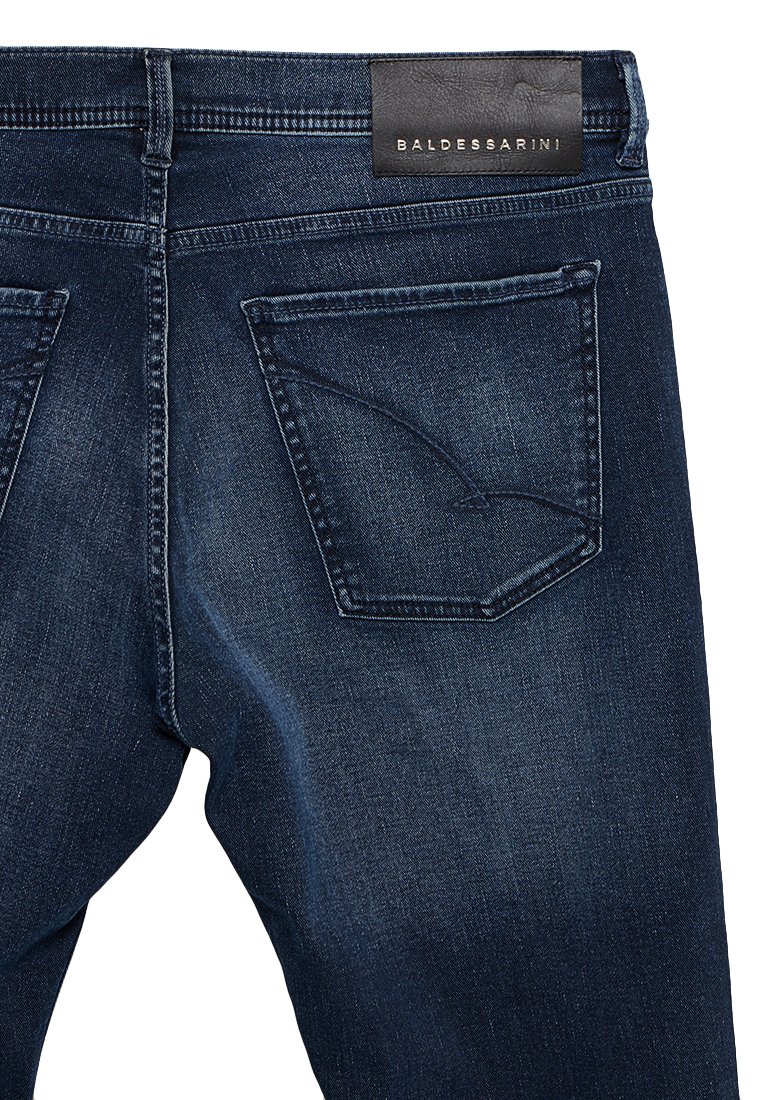 Granatowe dżinsy z denimu z skórzaną metką z napisem "BALDESSARINI" na pasku oraz charakterystycznym wzorem przeszyć na tylnych kieszeniach.