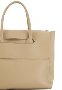 Beige tekstureret læderhåndtaske med to hanke og klaplukning, prydet med subtil prægning af branding på forsiden.