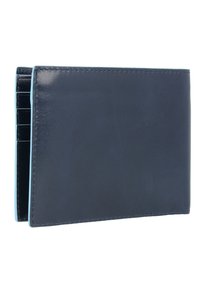 Portafoglio in pelle blu navy con una texture liscia, caratterizzato da un accento azzurro chiaro lungo i bordi. Include più scomparti per carte e un design a bifold.