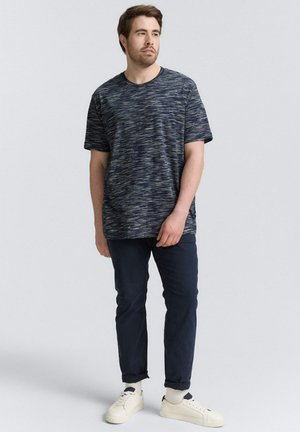 PLUS SIZE MIT MUSTER - T-shirt con stampa - navy multicolor inject