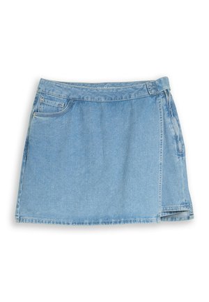 Mini-jupe en denim bleu clair avec poches avant et léger détail de pli sur le côté droit, posée à plat sur un fond blanc.
