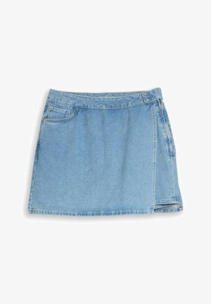 Mini-jupe en denim bleu clair avec poches avant et léger détail de pli sur le côté droit, posée à plat sur un fond blanc.