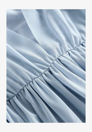 Svjetloplavi mrežasti materijal s naboranom teksturom, s delikatnim plisiranim detaljima uz šavove, što stvara lepršavi dizajn.
