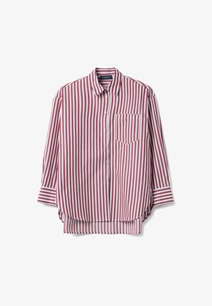 Overhemd met lange mouwen en knopen, met verticale rood-witte strepen, puntkraag, borstzak en afgeronde zoom op een witte achtergrond.