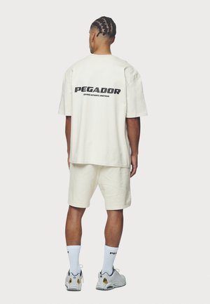 Pegador COLNE LOGO - Nyomott mintás póló - washed salty cream/black