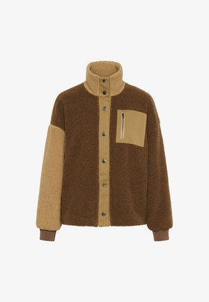 Chaqueta de forro polar marrón y beige con un alto collar, cierre de botón y un bolsillo en el pecho con cremallera. Presenta un tejido texturizado y mangas en contraste.