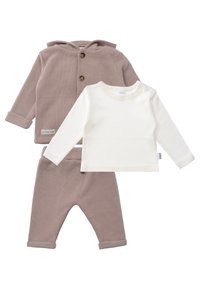 Zweiteiliges Kinderoutfit bestehend aus einem hellbraunen Kapuzenpullover mit Holzknöpfen, einem weißen Langarmshirt und passenden hellbraunen Hosen.