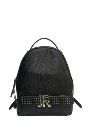 Zaino in ecopelle nera con motivi a spirale in rilievo, manico superiore e cinturino frontale con borchie argentate ed emblema metallico "JR".