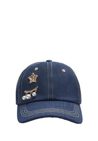 Denim baseballkeps i mörkblått med gyllene stjärna och pärlprydnader på framsidan, med kontrasterande gult sytt och en böjd skärm.