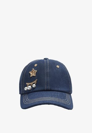 Denimová baseballová čiapka v tmavomodrej farbe so zlatou hviezdou a perlovými detailmi na prednej strane, so kontrastným žltým prešívaním a zakriveným šiltom.