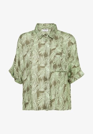 Oliwkowo-zielona koszula na guziki z jasnym zielonym wzorem liści palmowych, krótkie podwinięte rękawy oraz kieszeń na piersi.