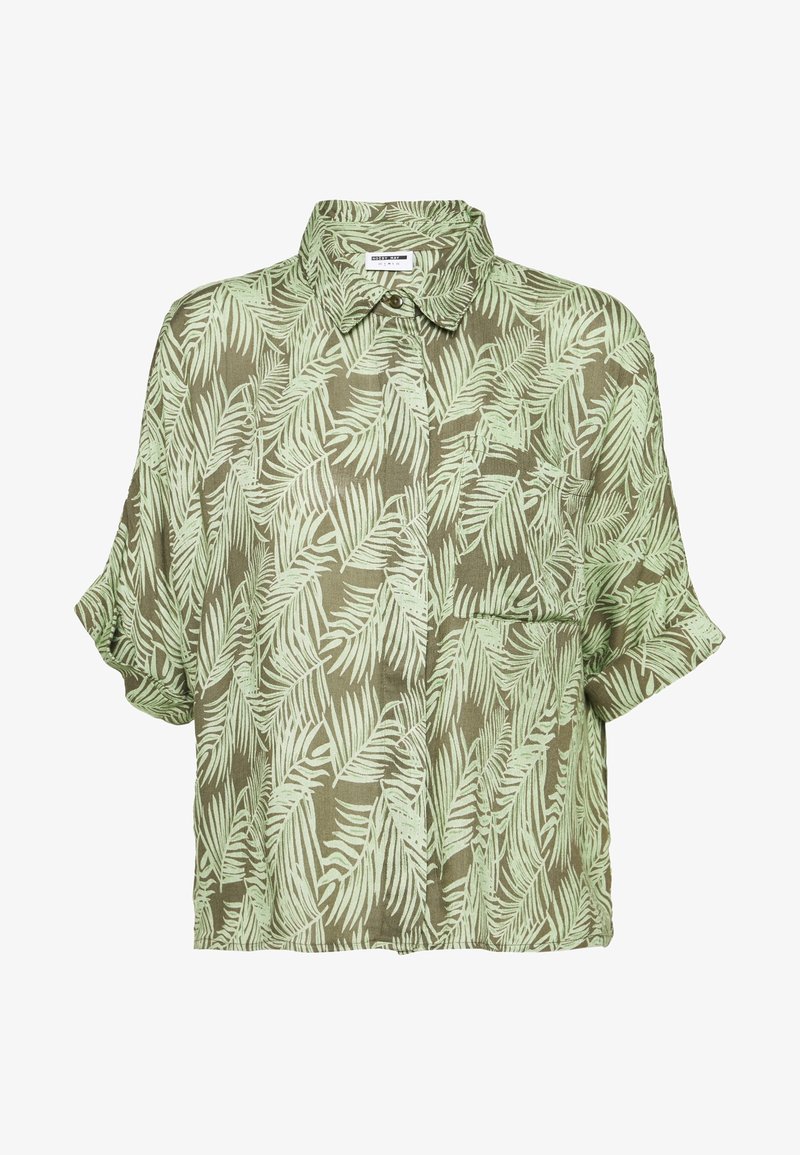 Chemise boutonnée vert olive avec motif de feuilles de palmier vert clair, manches courtes retroussées et une poche poitrine.