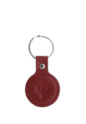 Porte-clés rond en cuir rouge avec anneau métallique argenté et bouton-pression, conçu pour accueillir un petit dispositif de localisation.
