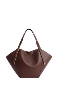 Bolso tote de cuero marrón con una forma estructurada, asas alargadas y acentos en color beige que contrastan. Textura suave con una base redondeada y blanda.