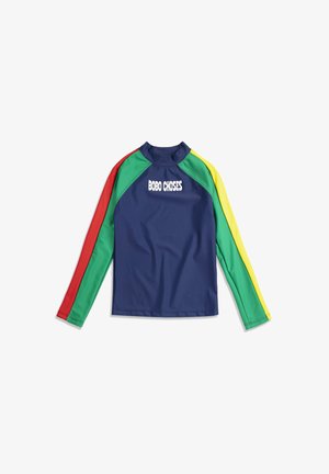 Top anti-éruptions à manches longues avec corps bleu marine, panneaux verts, rayures rouges et jaunes sur les manches, et texte "BOBO CHOSES" sur la poitrine.