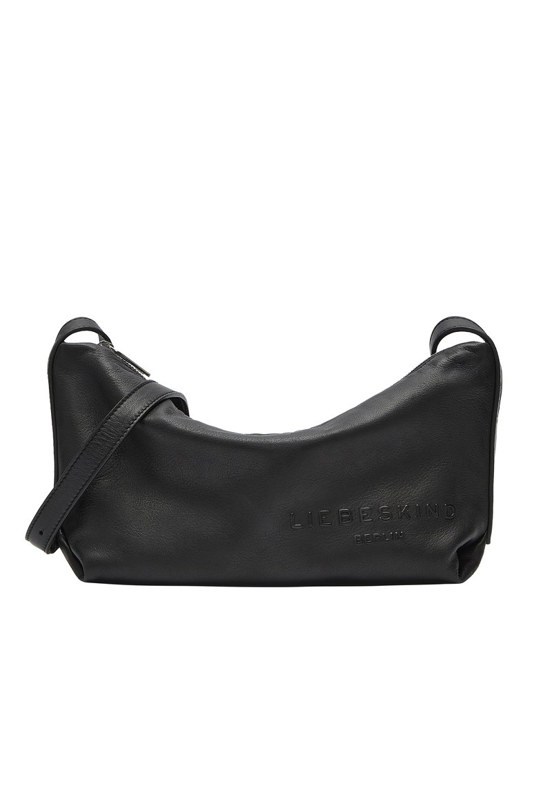 Borsa a spalla in pelle nera con forma curva, texture sottile e nome del marchio impresso. Dotata di una lunga tracolla regolabile per il trasporto.