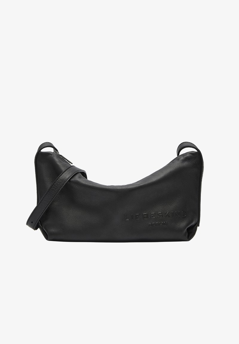 Borsa a spalla in pelle nera con forma curva, texture sottile e nome del marchio impresso. Dotata di una lunga tracolla regolabile per il trasporto.