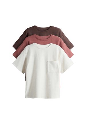 Tre t-shirts med korte ærmer og rund hals stablet ovenpå hinanden, farverne hvid med lomme, falmet rød og mørkebrun, vist på hvid baggrund.