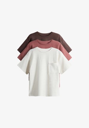 Drie korte mouwen t-shirts met ronde hals gestapeld, kleuren wit met zakje, vervaagd rood en donkerbruin, getoond op witte achtergrond.