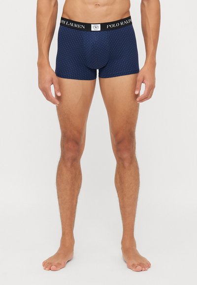 Boxeri scurți bleumarin cu un model texturat, având un elastic negru inscripționat "Polo Ralph Lauren". Confectionați dintr-un material elastic pentru confort.