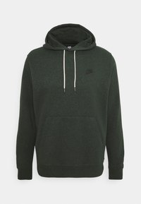 Zelená mikina s kapucí vyrobená z texturované látky, s přední kapsou, šnúrkou na kapuci a malým černým logem na hrudi.