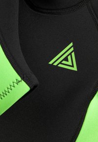 Crni neopreni materijal za odijela za ronjenje s živopisnim zelenim naglascima. Dizajn sadrži trokutasti logotip u zelenoj boji i vidljive detalje šivanja.