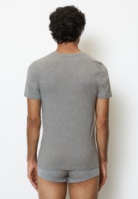 Grijze shirt met korte mouwen, gemaakt van zachte katoen, een slim-fit ontwerp, met een ronde hals en een gladde textuur, bekeken van de achterkant.