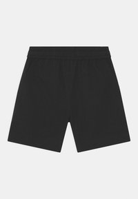 Calções pretos feitos de tecido com um cós elástico, apresentando dois bolsos laterais e um corte reto, com uma textura suave.