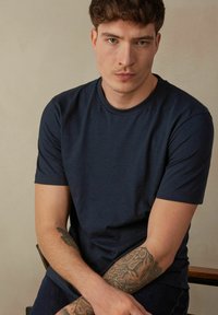IUMAN Intimissimi Uomo Jednoduché tričko - midnight blue