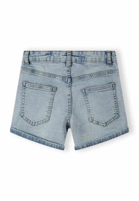 Shorts en denim de couleur bleu clair avec une coupe classique, présentant un ourlet retroussé, deux poches arrière et des détails de couture visibles.