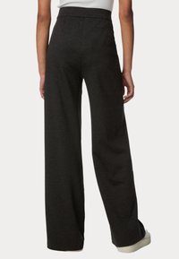 Pantaloni a vita alta, con gamba ampia in tessuto grigio scuro. Presentano una texture liscia, cuciture minime e tasche posteriori.