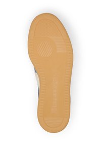 Suela de zapatilla azul claro con goma texturizada, que presenta un patrón circular y la marca Marc O'Polo, bordeada con goma color beige claro.