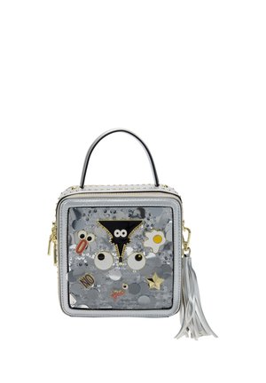 Quadratische silberne Handtasche mit Pailletten, bunten Cartoon-Patches einschließlich Augen, Spiegelei, Stern und einem Griff mit Quaste an der Seite.