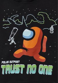 Felpa nera con una figura cartoon arancione, telescopio e montagne. Il testo "POLUS OUTPOST" e "TRUST NO ONE" in un font audace e stilizzato.