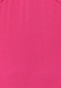 Texturerad tyg i livlig rosa, med en ribbad design. Slät yta med ett konsekvent mönster över ytan.