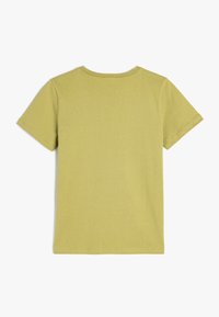 Camiseta verde de manga corta con textura acanalada, cuello redondo y dobladillo recto. La parte trasera es lisa sin detalles visibles de diseño.