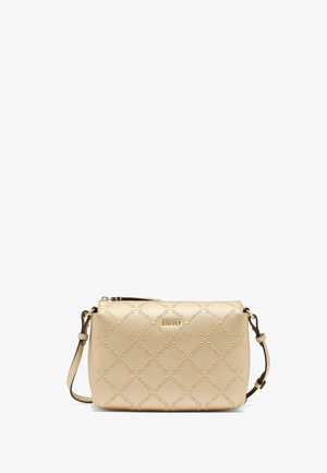 Bolso crossbody sintético texturizado en dorado con patrón de logo, cierre con cremallera, correa ajustable y acabado suave. Las dimensiones son compactas.