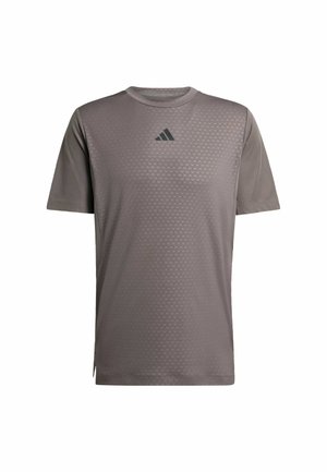 Šedé sportovní tričko s krátkým rukávem s texturovaným vzorem, kulatým výstřihem a diskrétním logem na hrudi. Postranní rozparky na lemu.