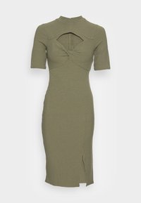 Robe côtelée vert olive avec manches courtes, un design torsadé à l'avant et une découpe dans le dos. Comprend une fente latérale et un col montant.