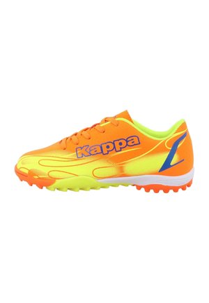 Chaussure de football néon orange avec des accents verts et un logo bleu, présentant une surface texturée et des crampons en caoutchouc pour l'adhérence.