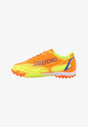 Scarpa da calcio neon arancione con accenti verdi e logo blu, caratterizzata da una superficie testurizzata e tacchetti in gomma per la trazione.
