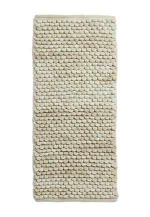 Tapis rectangulaire de couleur crème avec une texture touffue, épaisse, douce et arrondie, disposée en rangées horizontales.