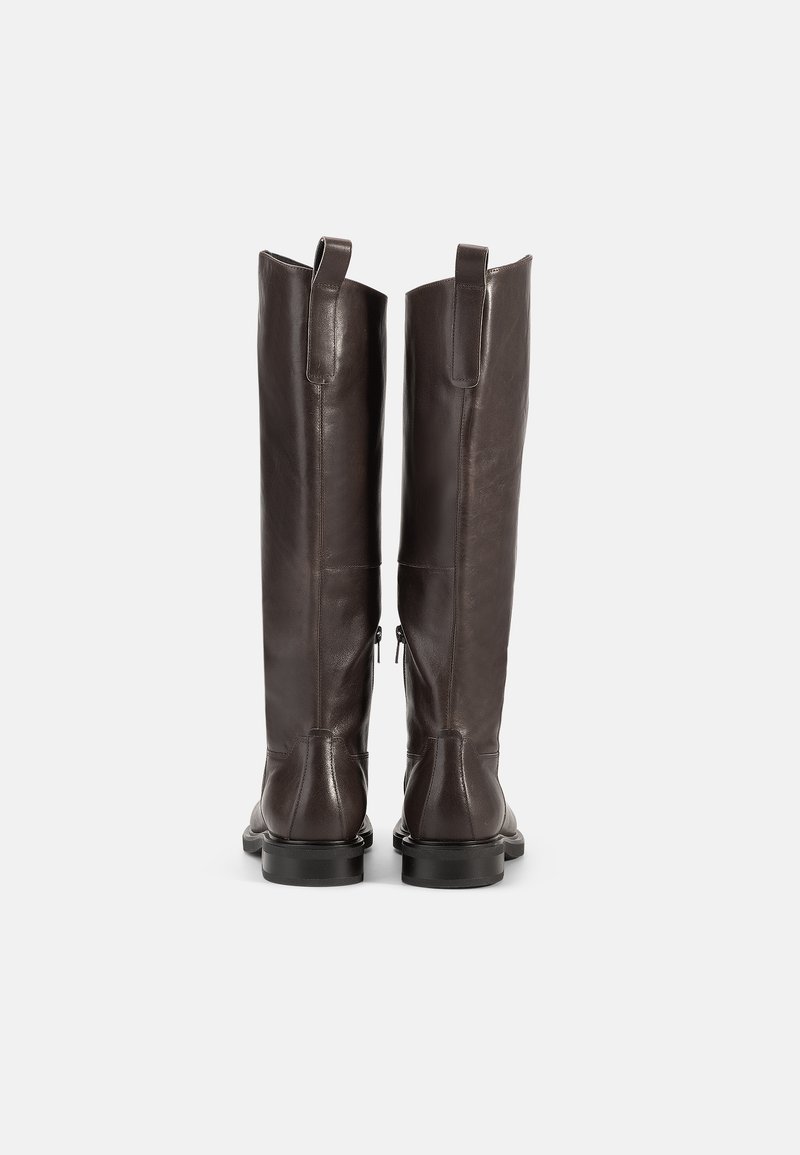 Bottes en cuir marron jusqu'au genou avec une finition lisse, deux tirants à l'arrière et des zips sur les côtés, dotées d'un petit talon et d'un design à bout rond.